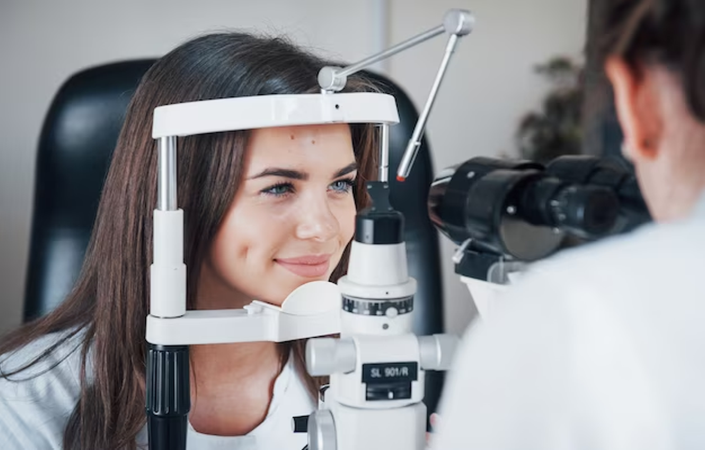 врач проводит офтальмоскопию глазного дна женщине
