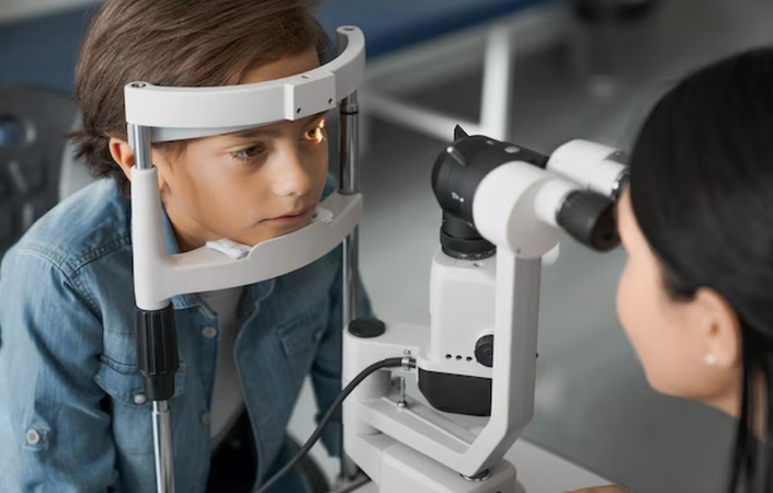 ребенку проводят офтальмоскопию