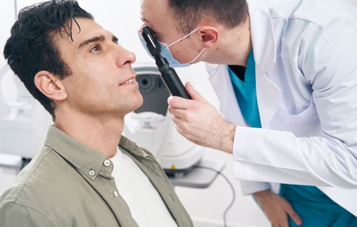 Врач осматривает пациента с помощью диафаноскопа